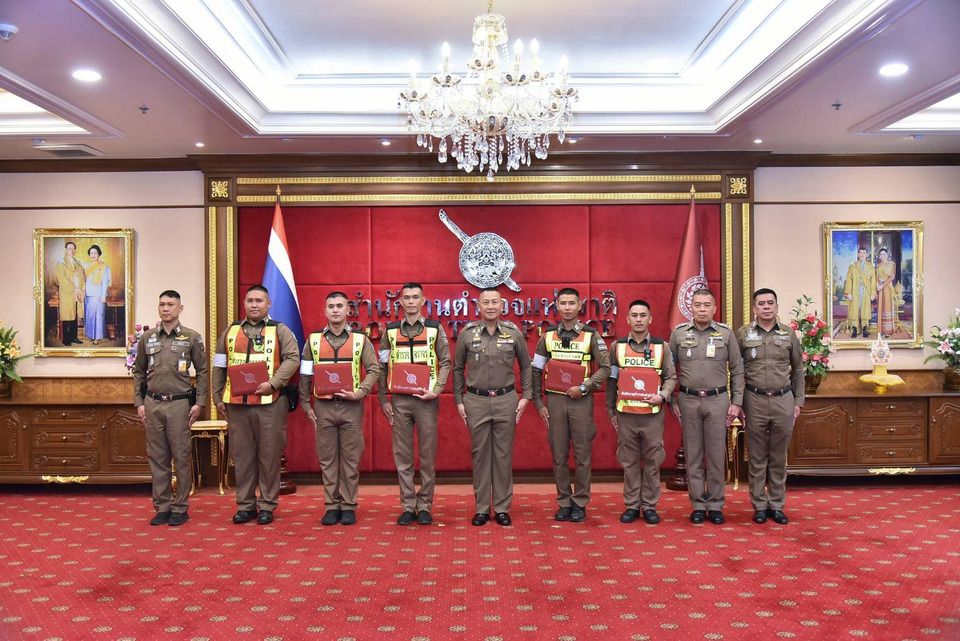 ผบ.ตร.มอบรางวัล “ทำดี มีรางวัล” ชื่นชมตำรวจจราจร สน.ทุ่งมหาเมฆ ช่วยหญิงแน่นหน้าอกส่งรพ.ทันเวลา 