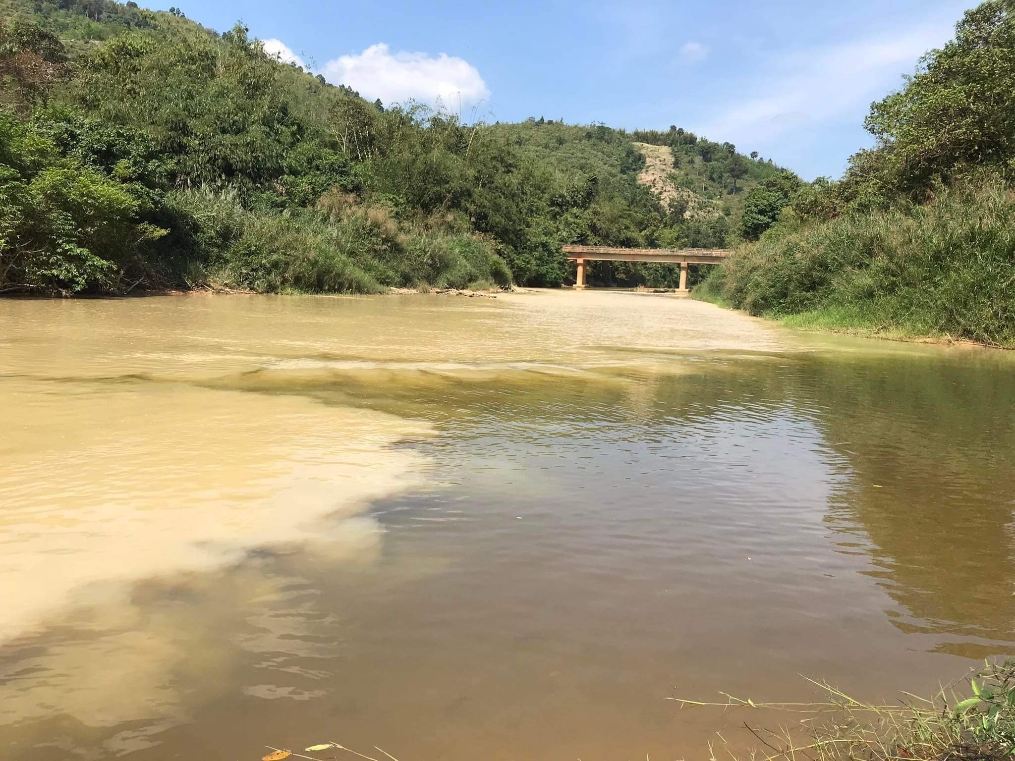 ชาวบ้านริมแม่น้ำกระบุรีเดือดร้อนหนัก เหมืองแร่ฝั่งเมียนมาปล่อยน้ำพิษอาบแล้วคัน สัตว์น้ำหาย การท่องเที่ยวสูญ