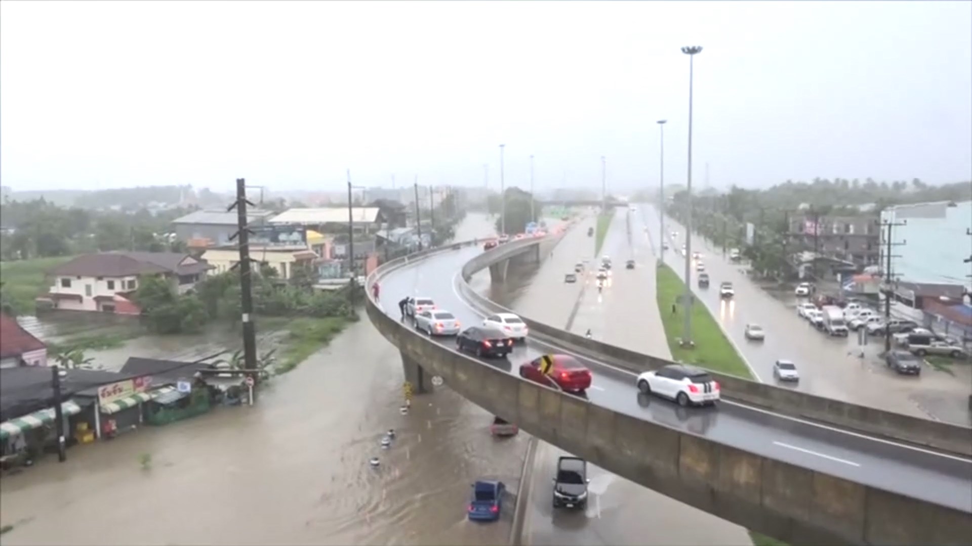 ฝนถล่มหาดใหญ่-สงขลาทำน้ำท่วมเมืองถนนถูกตัดขาดหลายจุด