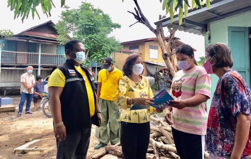 พมจ.อ่างทอง ลงพื้นที่ดูการสร้างบ้านพอเพียงชนบท ซ่อมสร้างบ้านเพื่อผู้ยากไร้