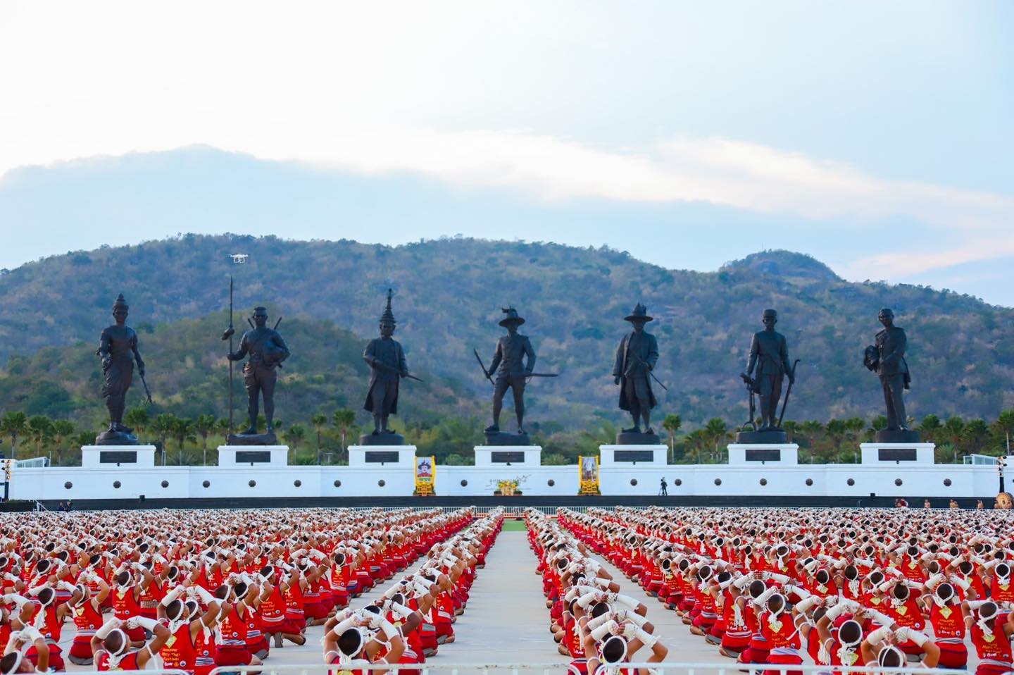 ประมวลภาพรำมวยไทย ไหว้ครู ทำลายสถิติโลก!