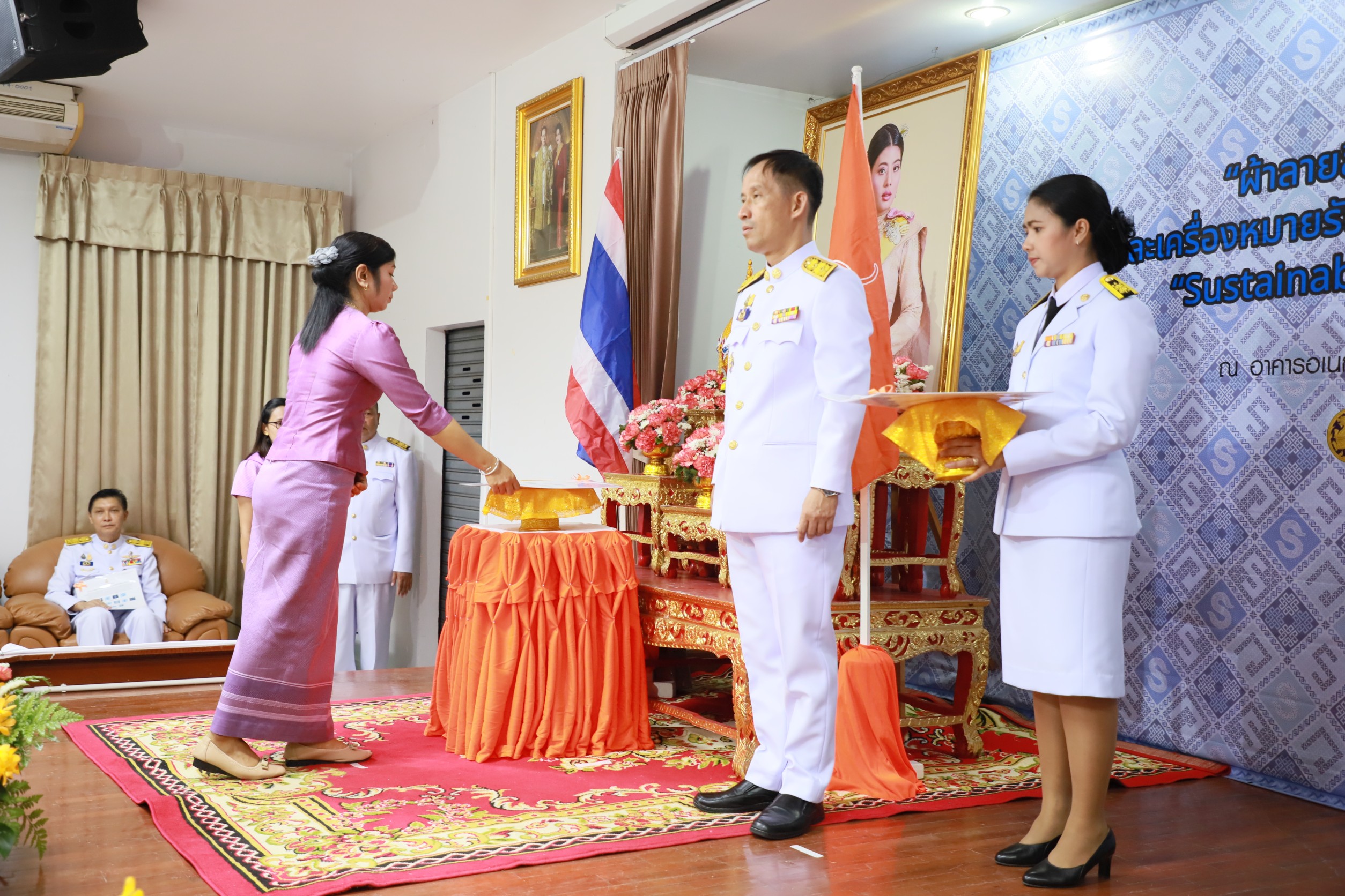 ตรังจัดพิธีมอบแบบลายผ้าพระราชทาน"ผ้าลายสิริวชิราภรณ์"   