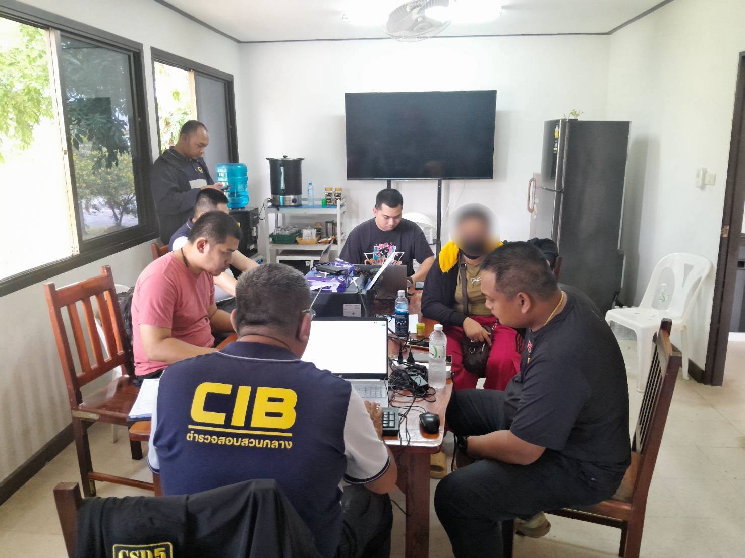 ตำรวจ CIB ถอนสมอเจ้าพ่อเว็บพนันอีสานใต้ปูพรมเข้าตรวจค้นพร้อมกัน 14 จุดใน 4 จังหวัดรวบ 13 ผู้ต้องหา