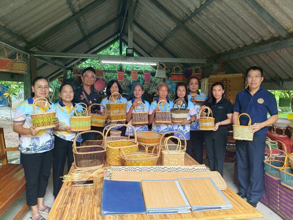 พาณิชย์อ่างทองหนุนกลุ่มสานตะกร้าหวายบางหูเชือก ดันขายออนไลน์เพิ่มรายได้ชุมชน 