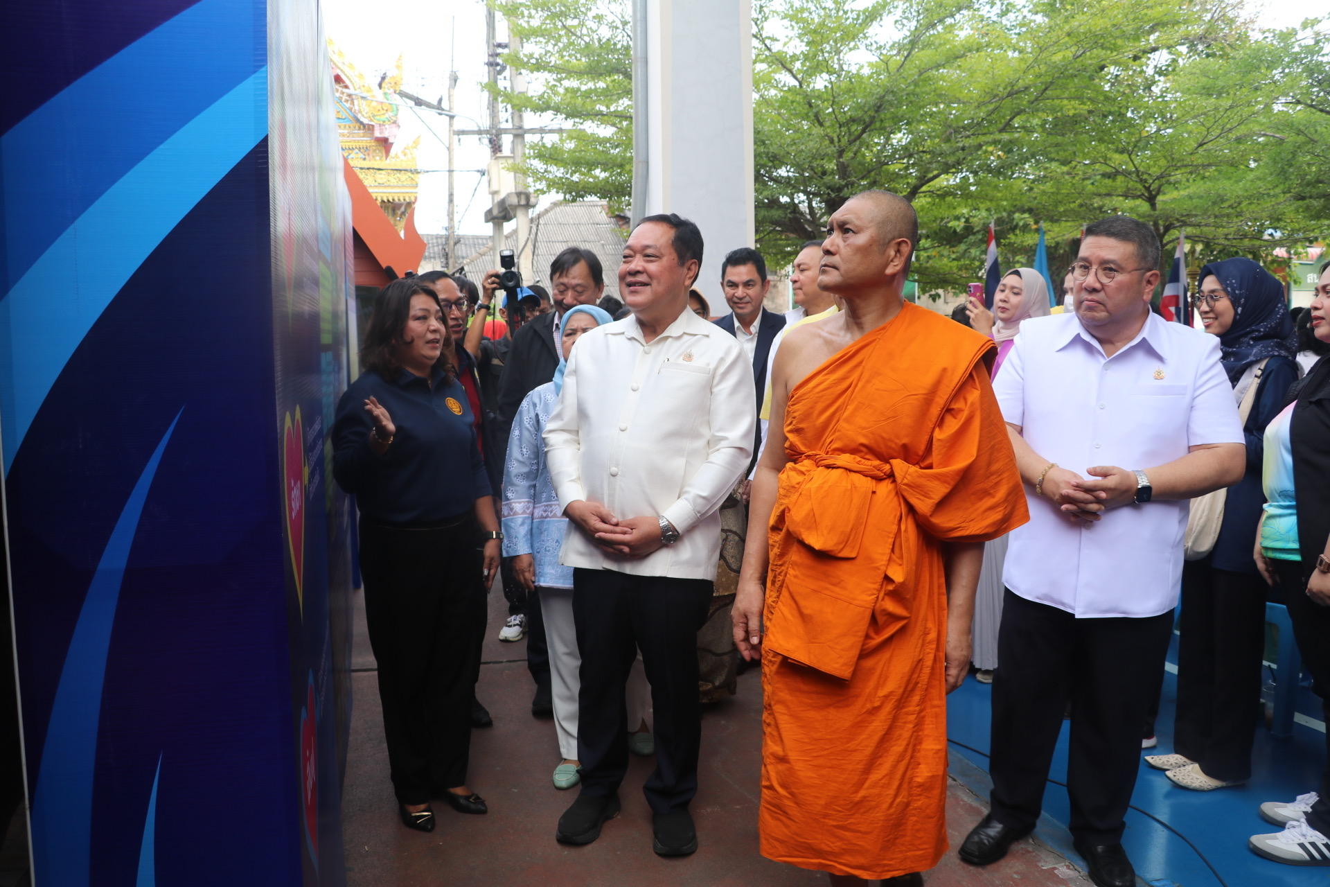 "ทวี"  นำ "พล.อ.นิพัทธ์"  ลงพื้นที่จังหวัดชายแดนใต้ จัดทำบุญอุทิศส่วนกุศลให้ผู้เสียชีวิต จากเหตุความไม่สงบ