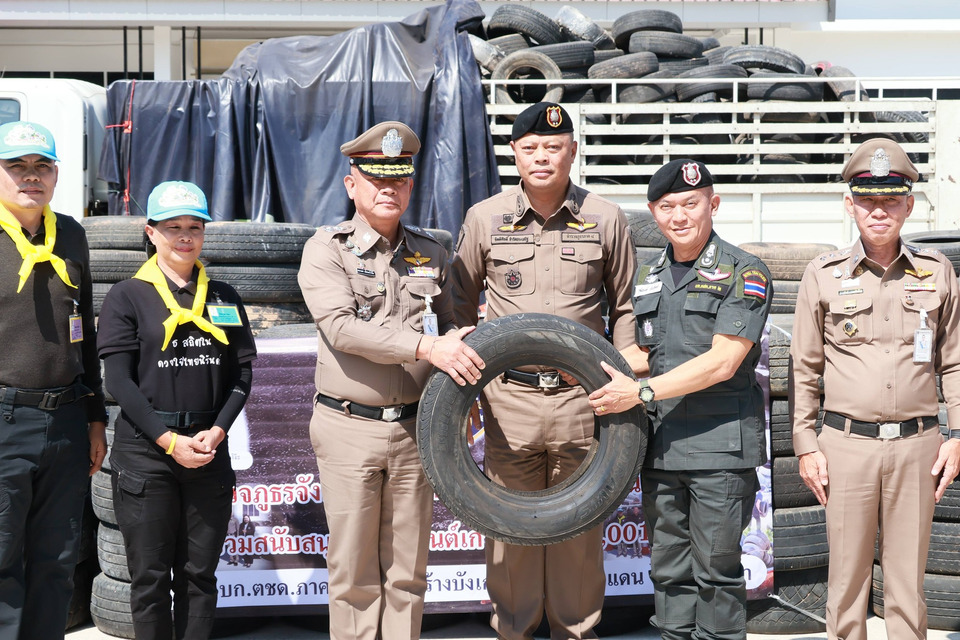 มหาสารคามรวมพลังตำรวจ-จิตอาสา ส่งยางรถยนต์หนุน ตชด.เสริมแนวชายแดนไทย-กัมพูชา 