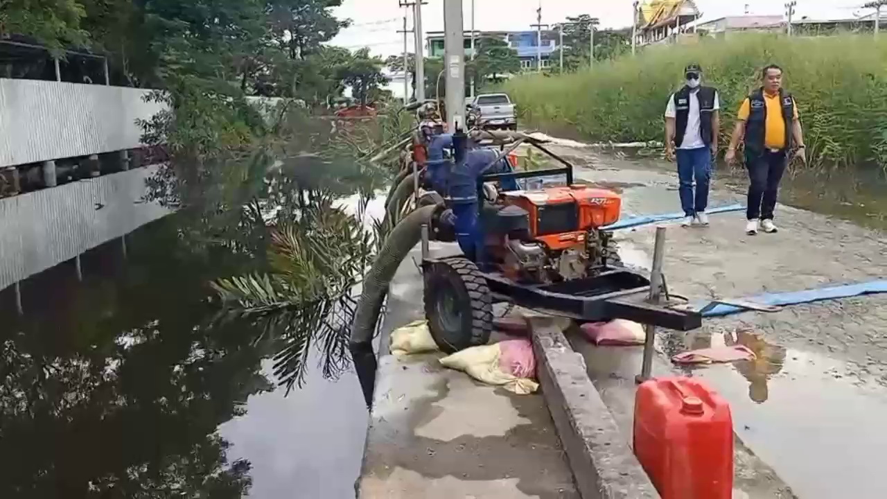 ปทุมธานีสถานการณ์น้ำในหลายพื้นที่เริ่มคลี่คลาย คลองรังสิตประยูรศักดิ์ทรงตัว แนวโน้มดีขึ้น
