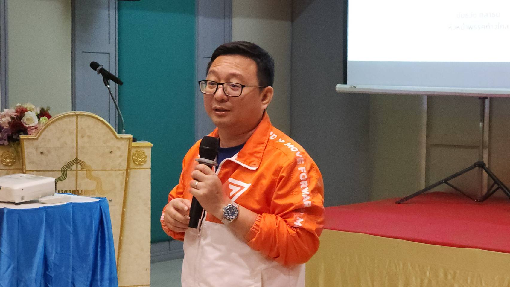 หน.พรรคก้าวไกล พบปะอดีตผู้สมัคร ส.ส. สมาชิกฯที่บุรีรัมย์ ไม่หวั่นกระแสการยุบพรรค