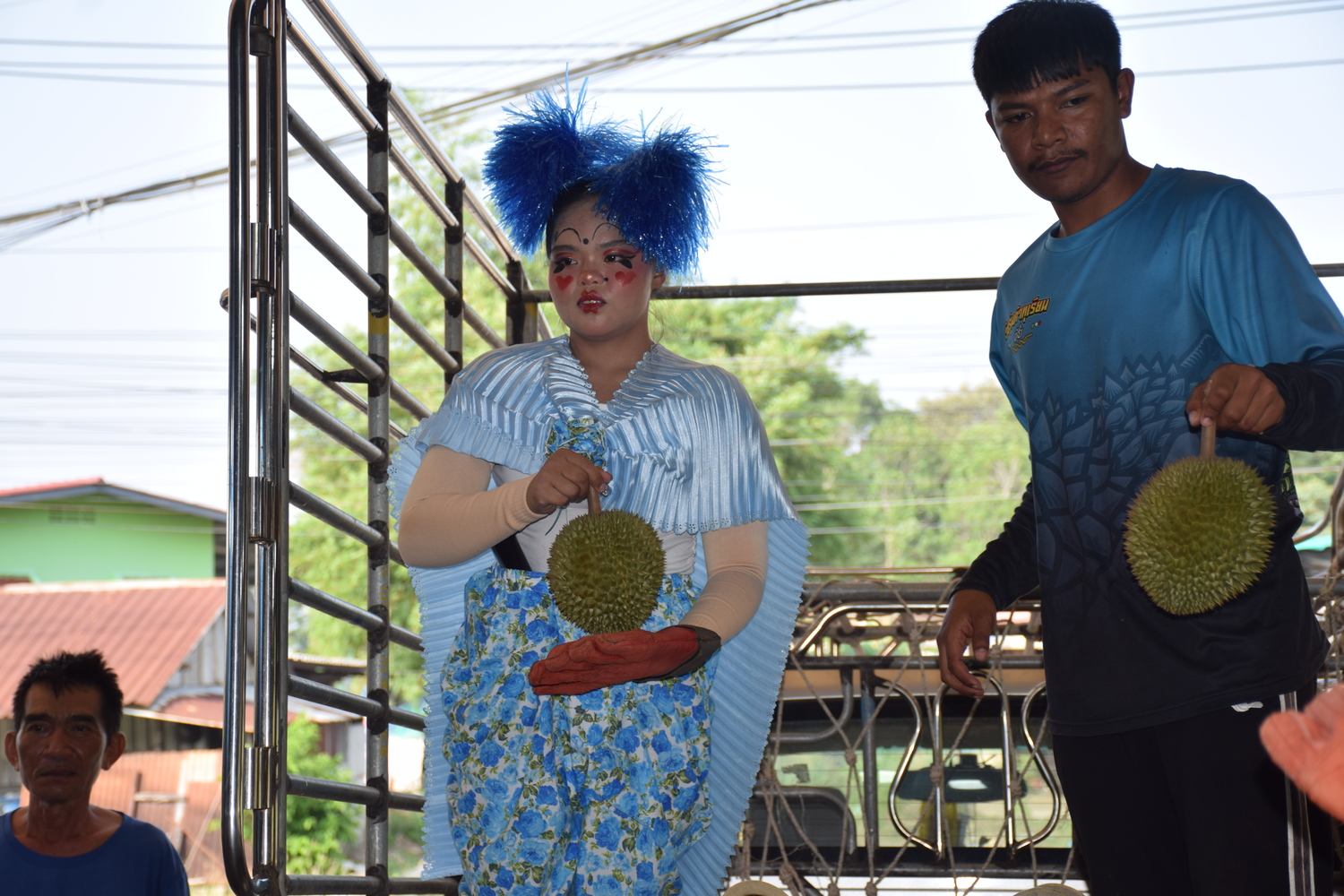 แผงทุเรียนเมืองจันท์ ดึงนางเอกลิเก "ดำดง" โบกรถซื้อทุเรียน สร้างสีสัน ดึงดูดลูกค้า