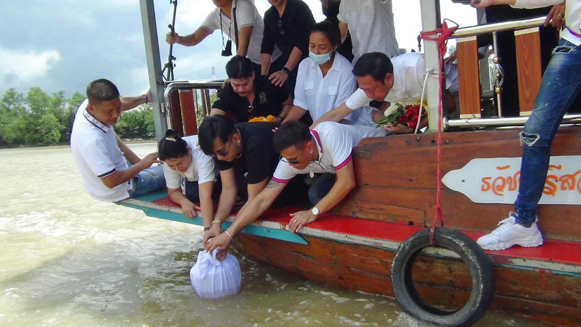 ลอยอังคารโรเบิร์ตสายควัน กลางสะดือมังกร จุดอัญเชิญหลวงพ่อโสธรขึ้นจากน้ำบางปะกง