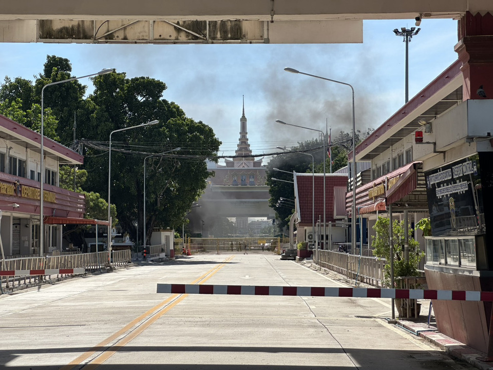 หญิงสติไม่ดีจุดไฟเผาขยะใต้สะพานมิตรภาพฯ ฝั่งปอยเปต หลังถูกปฏิเสธข้ามแดน