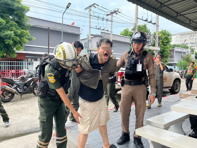 วุ่นกลางสยาม! หนุ่มอินเดียใช้ปืนพวงกุญแจขู่ อาสาไม่พอใจถูกไล่
