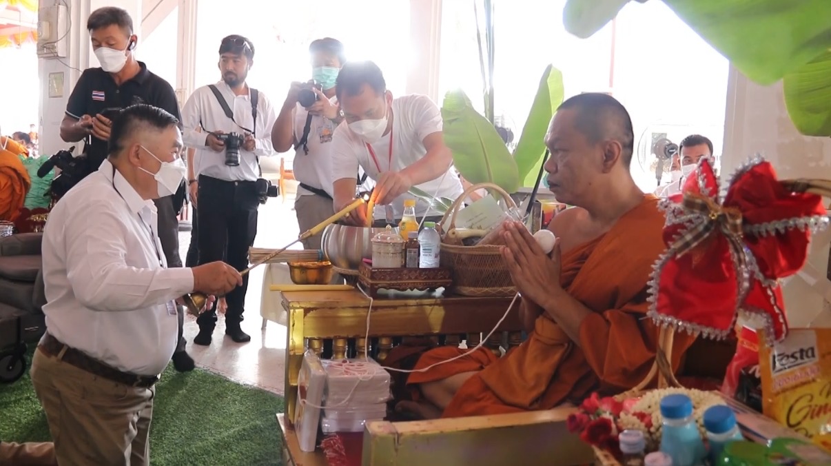 สุพรรณบุรี แห่ประมูลเหรียญรุ่นอุปัชฌาย์ 4 รอบ หลวงตาลอย นำเงินช่วยโรงเรียน