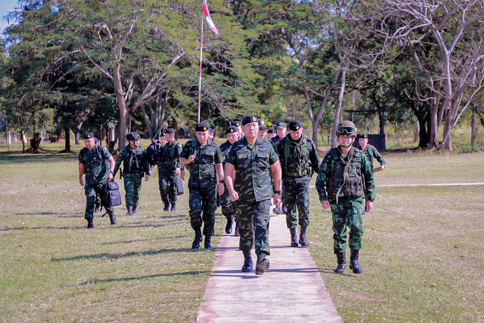 ผบ.ทบ.ลงพื้นที่สระแก้ว ประชุมด่วนแม่ทัพภาค 1– กกล.บูรพา ปรับแผนรบ สถาปนาแนวชายแดน ลดขีดความสามารถกัมพูชา