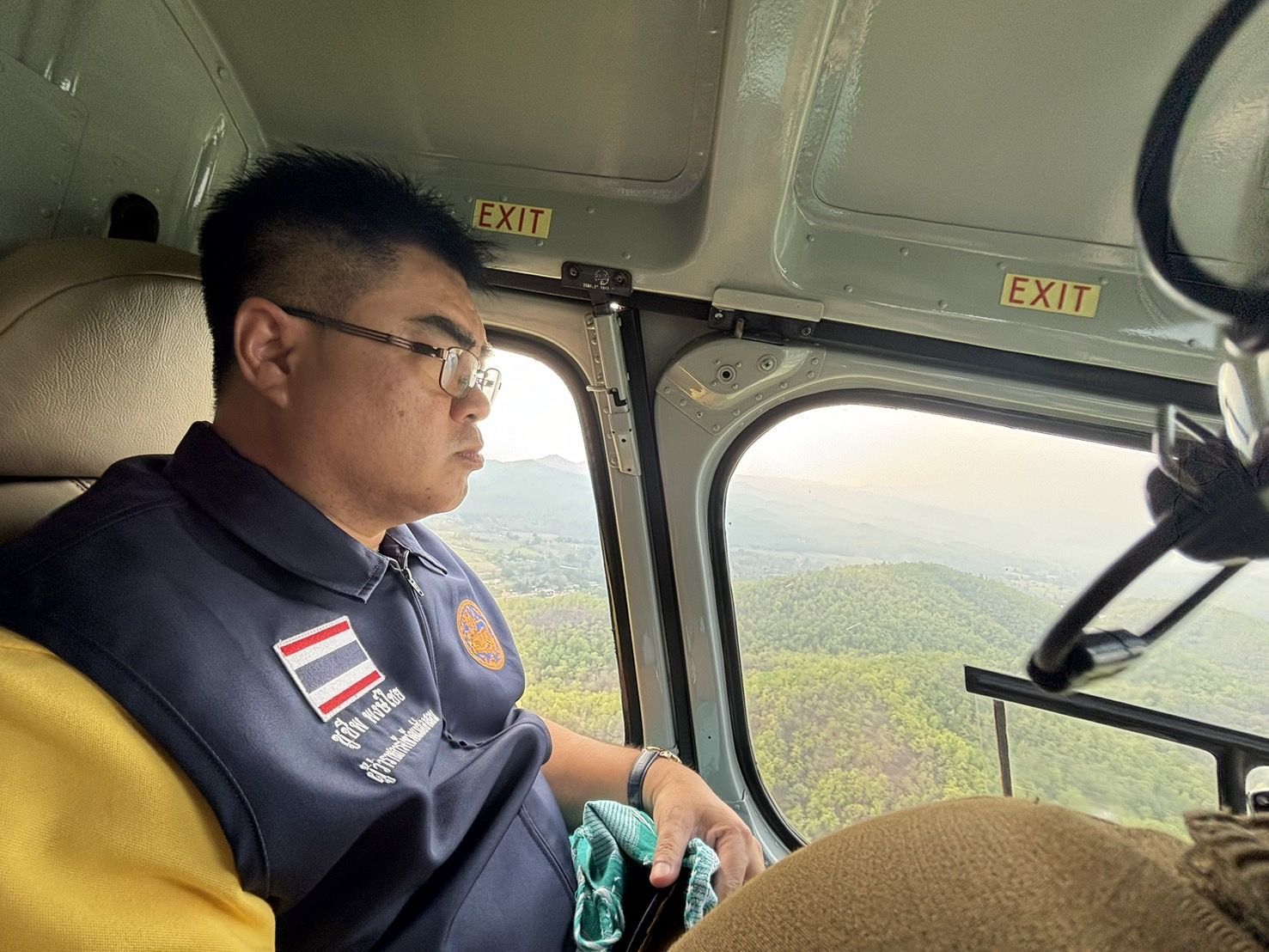ผู้ว่าฯแม่ฮ่องสอน ขึ้นเฮลิคอปเตอร์ตรวจพื้นที่พบจุดความร้อน เพื่อป้องกันแก้ไขปัญหาหมอกควันไฟป่า