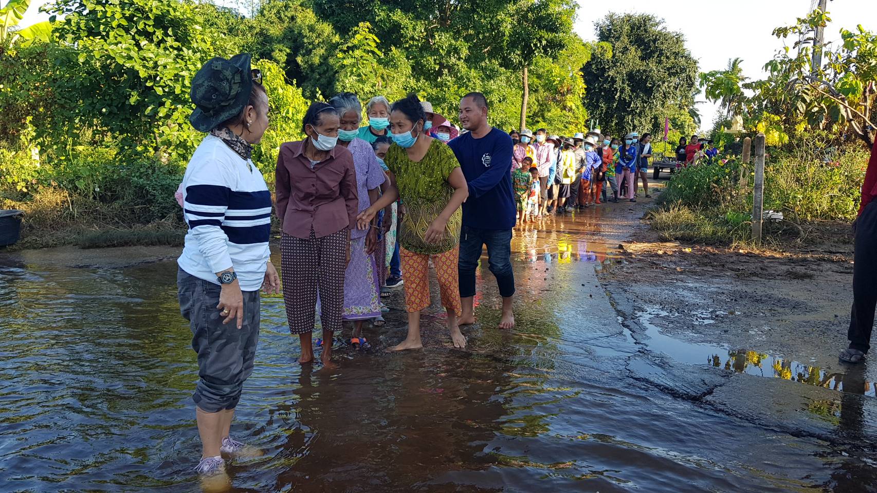 อ่วมซ้ำน้ำท่วมนานกว่าสัปดาห์ พื้นที่ในเมืองชัยภูมิ ชาวบ้านเริ่มป่วยน้ำกัดเท้าหนักวอนขอยาแก้เท้าเปื่อย