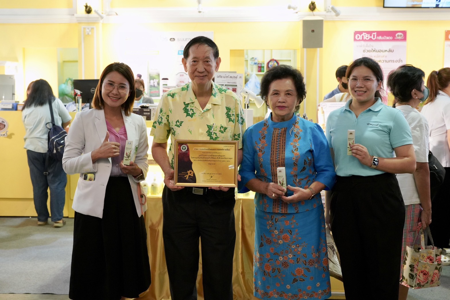 "อภัยภูเบศร" คว้ารางวัลผลิตภัณฑ์สมุนไพรคุณภาพ “มัสคูลสเปรย์” จากกระดูกไก่ดำ ทางเลือกลดปวดปลอดภัย สร้างรายได้ชุมชน