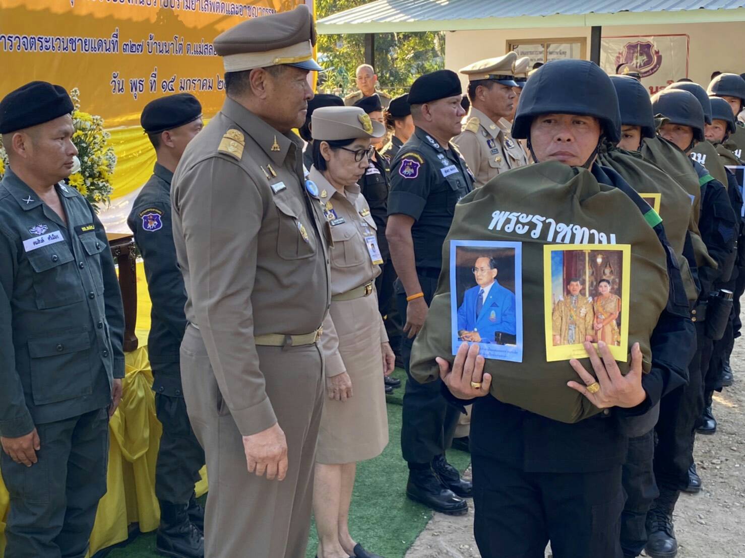 องคมนตรี ติดตามความก้าวหน้าโครงการพัฒนาการเกษตรที่สูงตามพระราชดำริ และเชิญสิ่งของพระราชทานให้ จนท.ผู้ปฏิบัติงานในพื้นที่เชียงราย