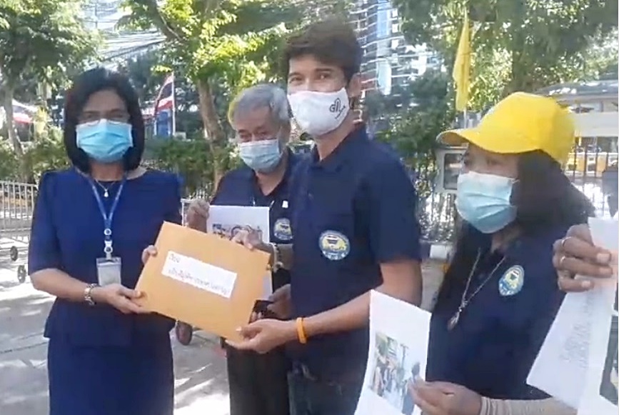 กลุ่มศปปส.ยื่นหนังสือถอดถอนประกันตัว "เพกวิน-ไผ่ดาวดิน-สมยศ"