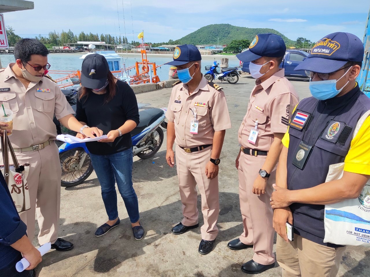 ศรชล.ภาค 1 บูรณาการตรวจสอบให้ความรู้ผู้ประกอบการท่าเทียบเรือประมงพาณิชย์ในการรักษาสภาพแวดล้อมทางทะเล