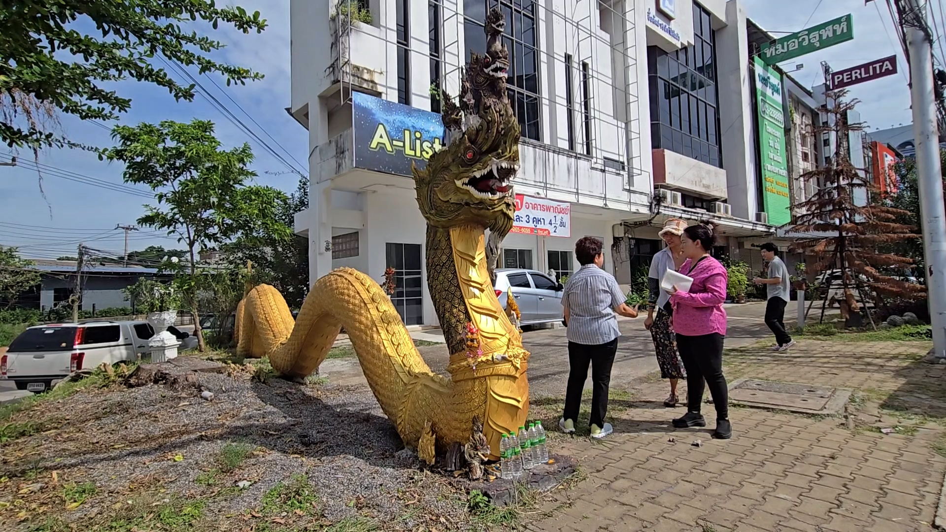 สายมู ทั่วไทยประสานขอรับพญานาคหน้าตึกกลางใจเมืองขอนแก่นไปบูชา ขณะที่เจ้าของยังไม่ตัดสินใจ
