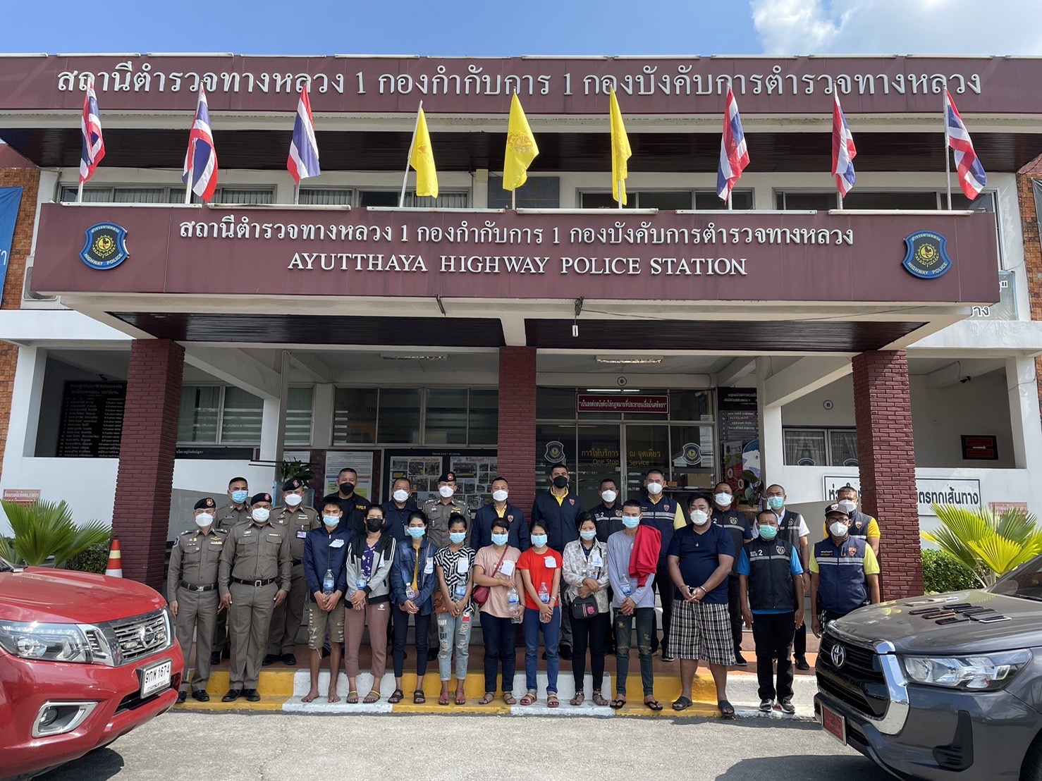 ตร.ทล.ร่วม ตม. สกัดจับรถกระบะขนแรงงานต่างด้าวเถื่อน หลบหนีเข้า กทม.