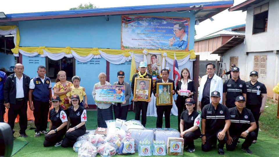 สกลนครส่งมอบบ้านหลังที่ 234 ช่วยยายวัย 76 ดูแลลูกพิการ หลังพายุถล่มบ้านพัง