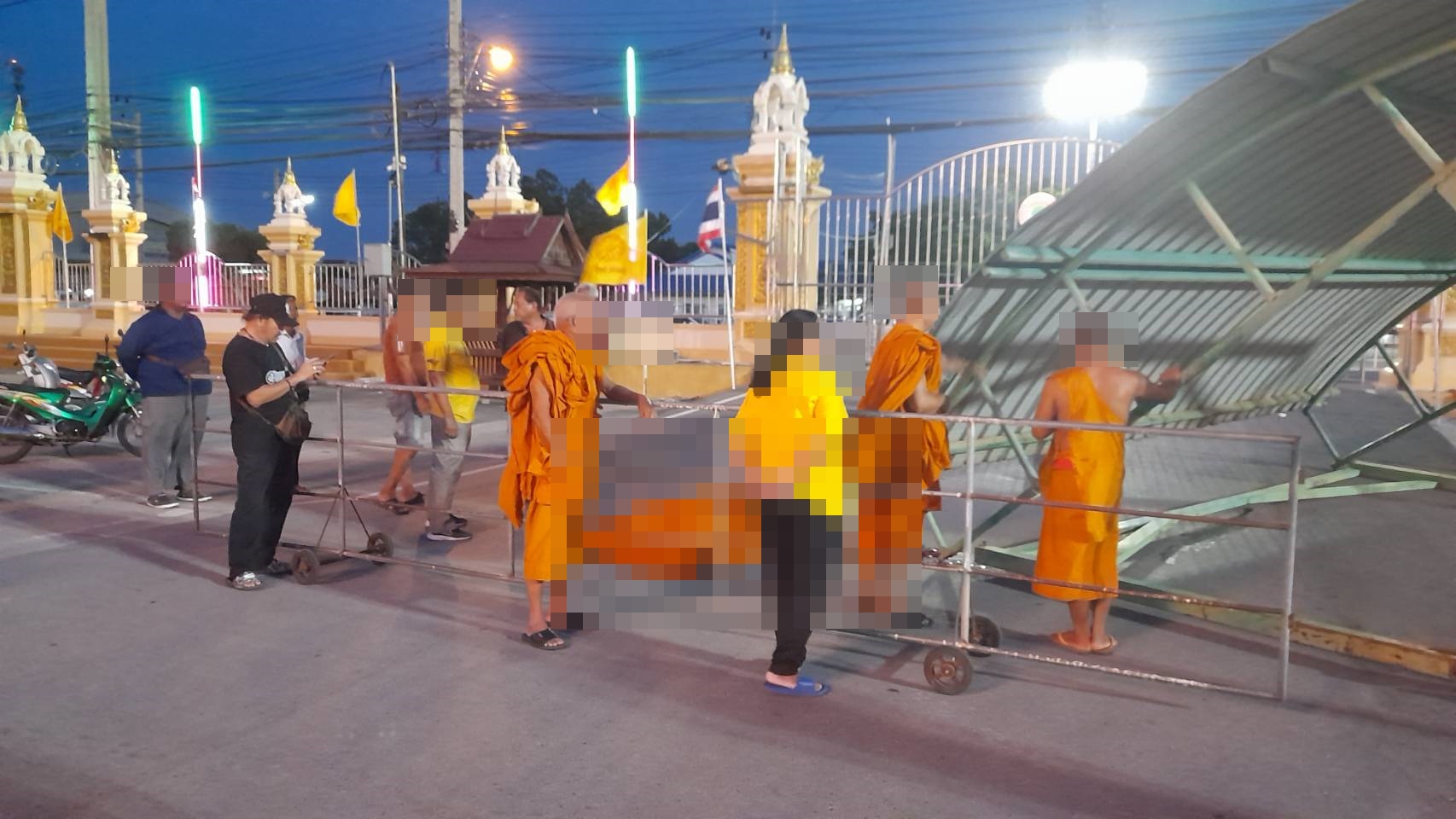 สลด!! พระลูกวัดโดนหลังคาโรงจอดรถแบบล้อเลื่อนหล่นทับดับคาที่เหตุล้อเลื่อนเป็นสนิม