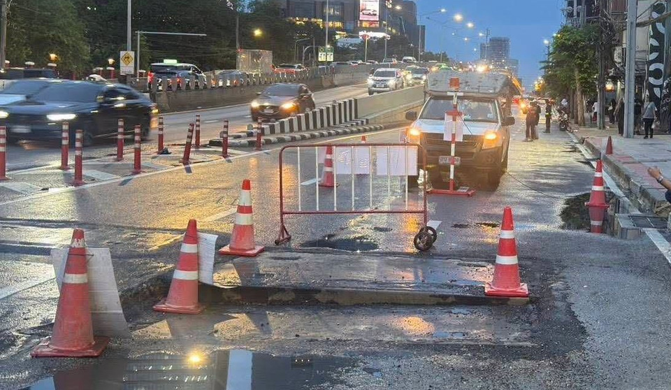 ด่วน! ฝาบ่อพักทรุดตัว ถนนพระราม 4 หน้าโรงแรมโซ แบงคอก เร่งซ่อม แนะเลี่ยงเส้นทาง