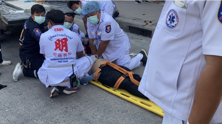 เจ็บหนัก! เครนรูดทำเหล็กรางน้ำหนักร่วมตันร่วงใส่คนงานก่อสร้าง