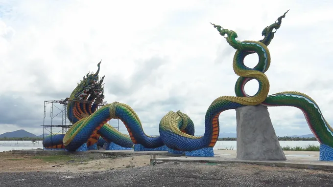 วัดโคกเปี้ยวเกาะยอ สร้างพญานาค 7 เศียร ปู่ภุชงค์นาคราชและแม่ย่าทองคำ เป็นจุดเช็คอินและเป็นแลนด์มาร์คแห่งใหม่ของสงขลา 