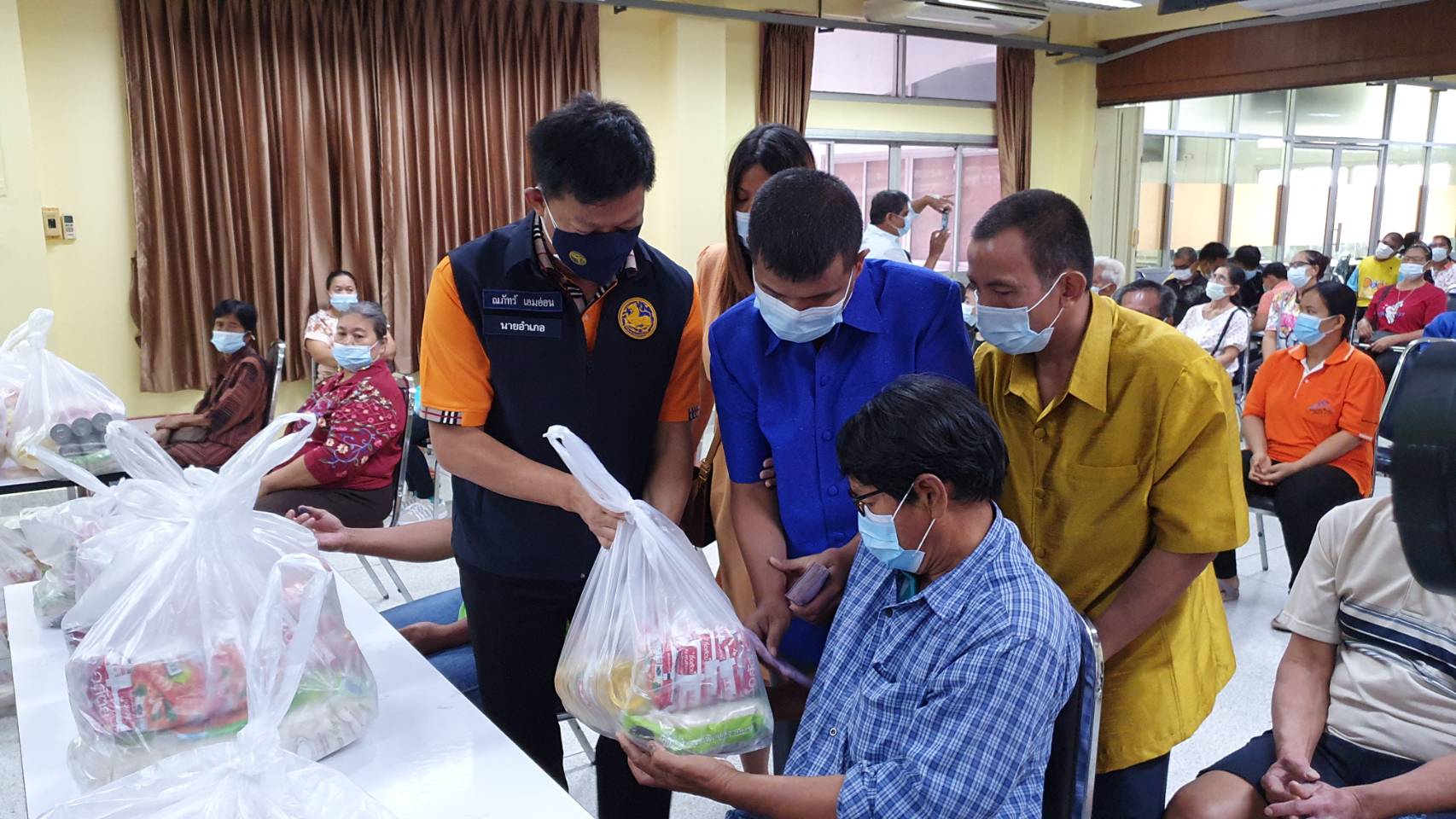 ส.ประชาคมคนตาบอดไทยส่งกำลังใจช่วยคนตาบอดสมุทรสาครสู้ภัย โควิด-19 แจกถุงยังชีพและเงินรายละ 500 บาท