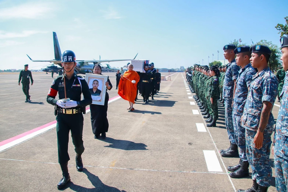 "เสธ.ทบ." เป็นประธานพิธีรับศพทหารกล้า "พลฯทิวตะวัน พลเยี่ยม"  วีรชนสมรภูมิบ้านหนองจาน