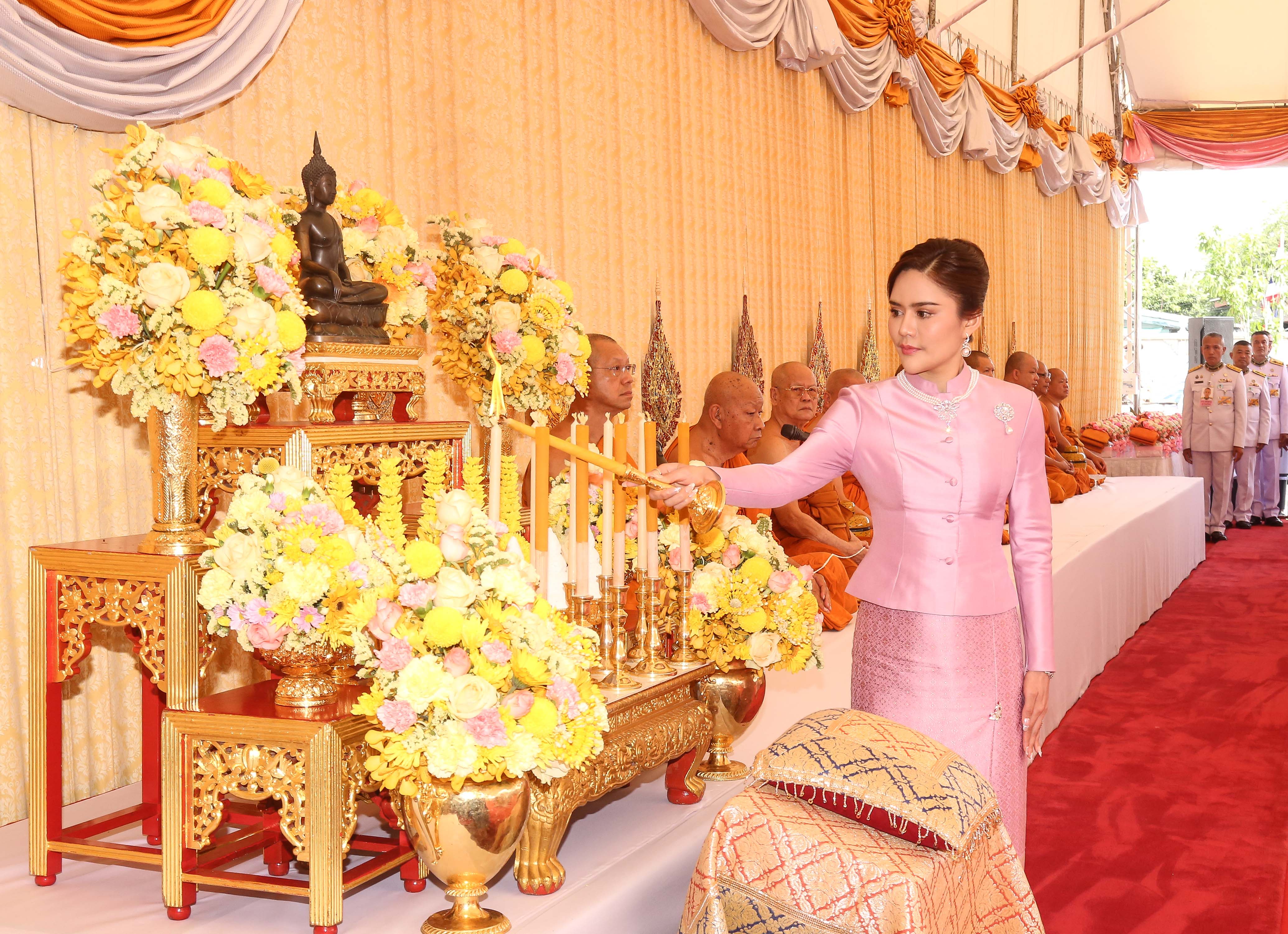 ในหลวง โปรดเกล้าฯให้ผู้แทนพระองค์ ไปในพิธีวางศิลาฤกษ์วิหารปฐมวนาราม และเททองหล่อยอดพระเกศพระพุทธปิยนาฏวชิรพัทธ์ ณ วัดปฐมวนาราม จ.ปทุมธานี