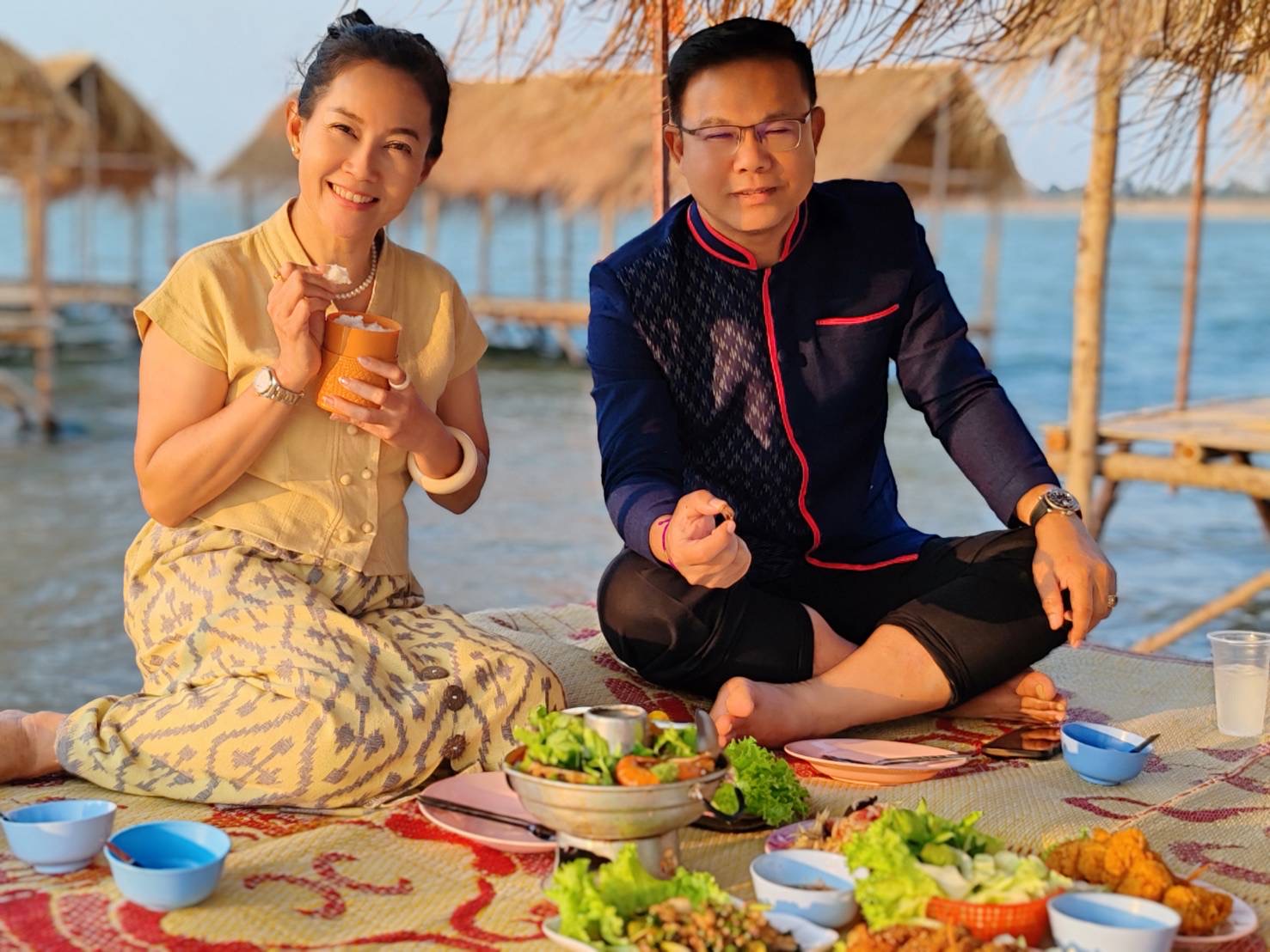 “ผู้ว่าฯ นครพนม” บอกยังรักกันดี หลังถูกคนไม่หวังดี ปลอมติ๊กต๊อกเลิกภรรยา 