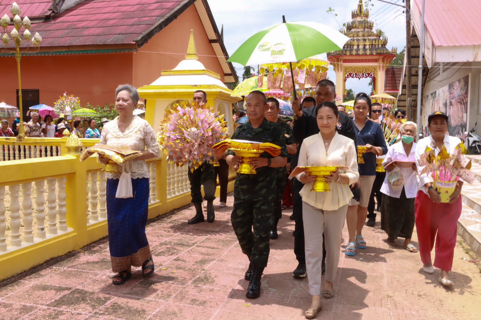 รองแม่ทัพภาคที่ 4 นำพุทธศาสนิกชนชาวตันหยงมัสร่วมเป็นเจ้าภาพทอดผ้าป่าสามัคคีถวายวัดชลธาราวาส