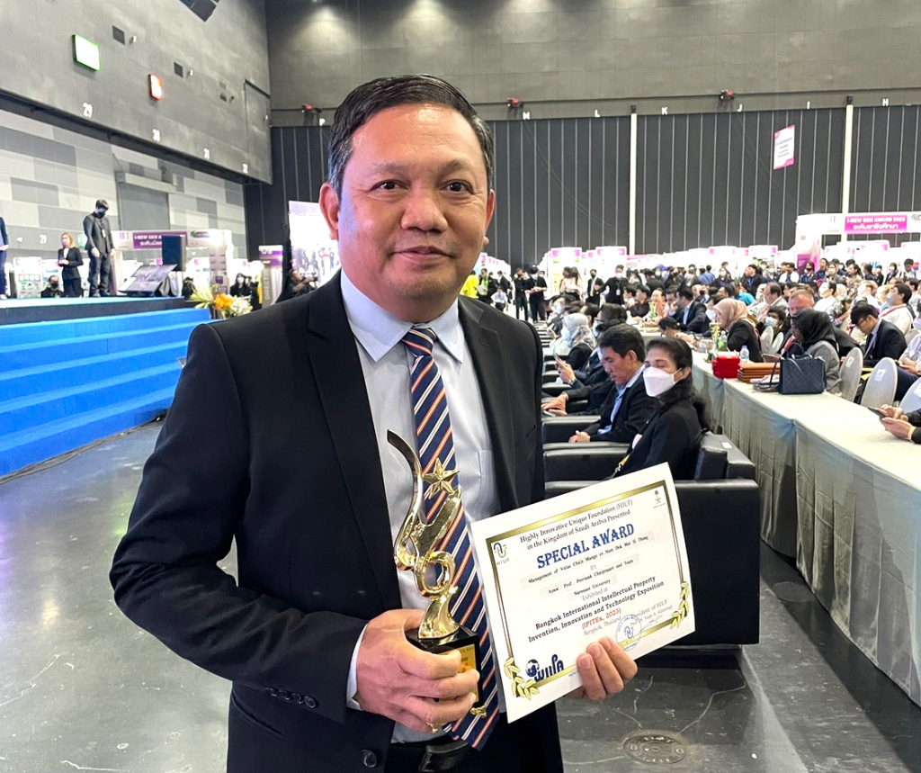  "รศ.ดร.พีระศักดิ์ ฉายประสาท" นักวิจัยไทยได้รับรางวัลพิเศษ ในงาน "IPITEX 2023"