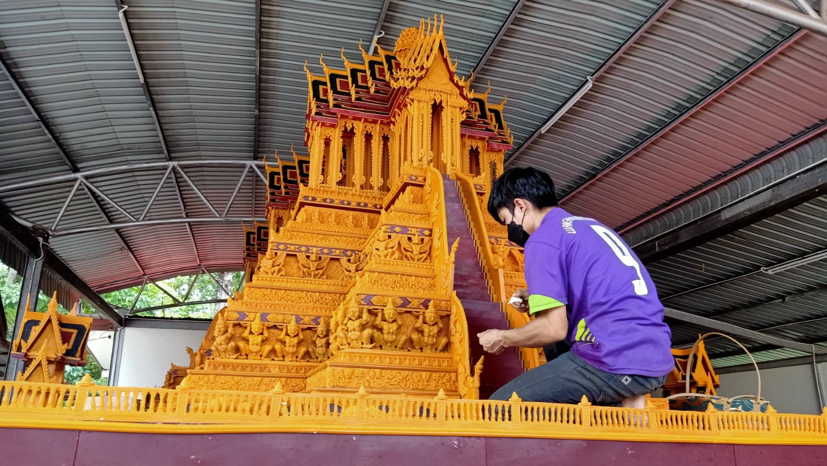 'สกลนคร'คนรุ่นใหม่สืบสานงานช่าง ทำปราสาทผึ้งให้ทันขบวนแห่ 9 ต.ค.นี้