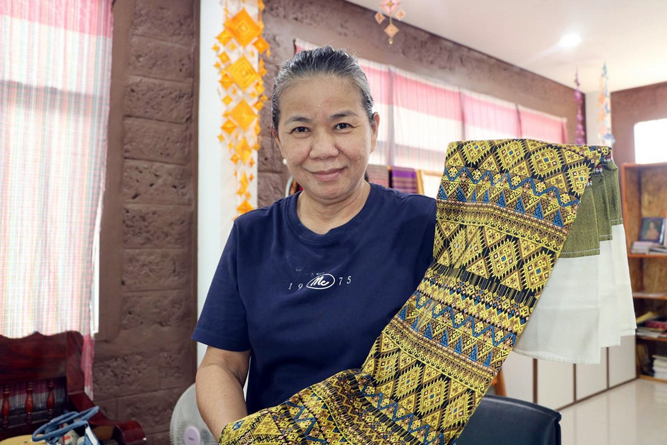 ทรงตรัสชม “ผ้าตีนจกไท-ยวน” ราชบุรี สวยงามหายาก ชาวดอนแร่เผยเรื่องราวสุดซาบซึ้ง