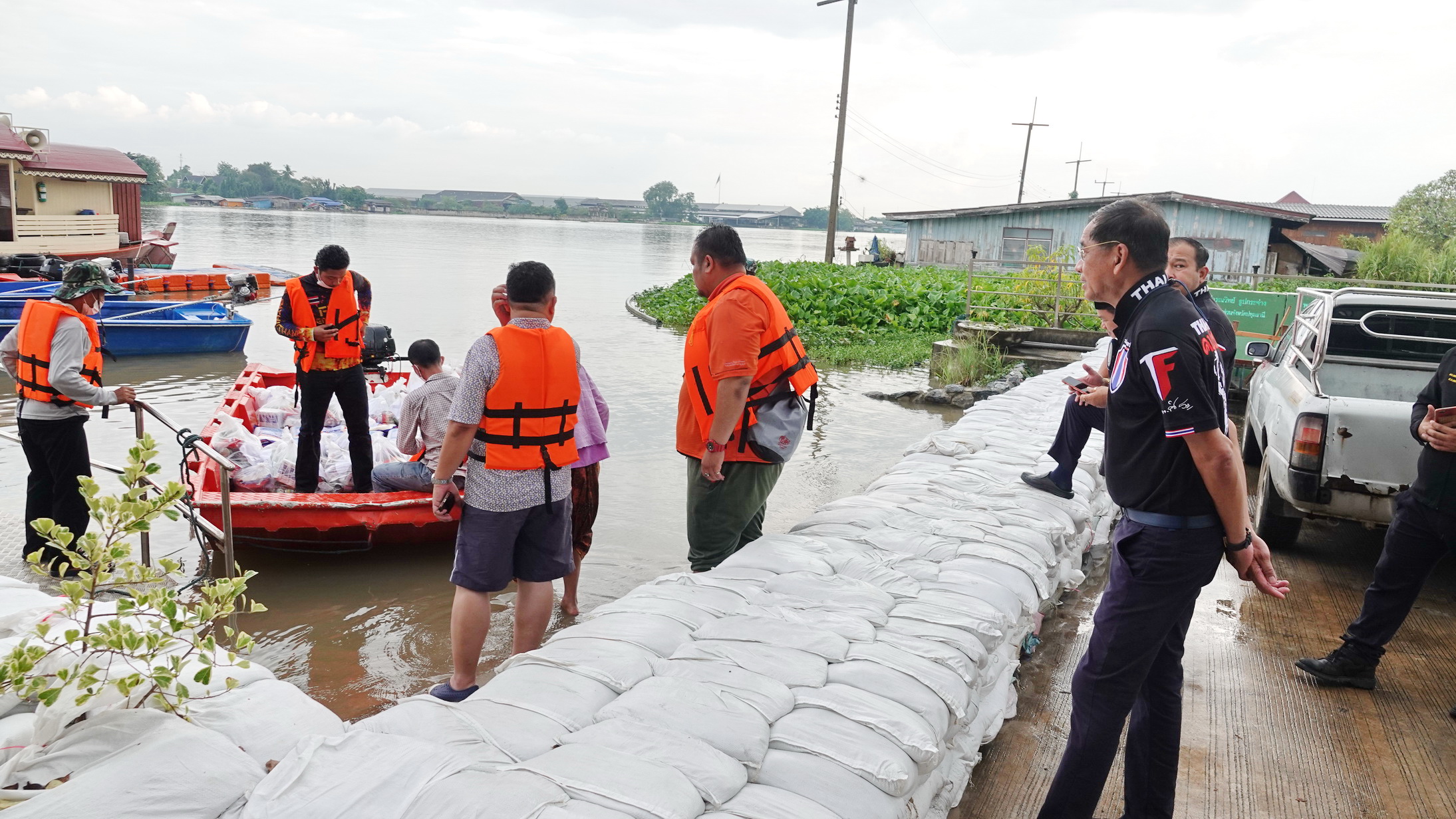 นายกฯแจ๊สพร้อมเพื่อนนรต.30 ช่วยผู้ประสบภัยน้ำท่วมริมแม่น้ำเจ้าพระยา