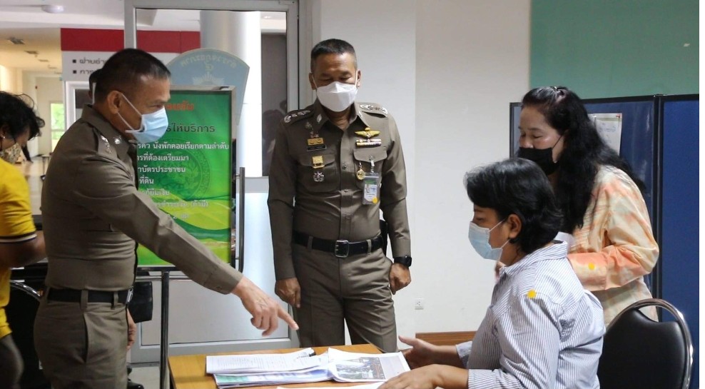 สาวเพชรบูรณ์บุกร้อง ผบช.ภ.4 จับเพื่อนสุดแสบ ทั้งโกง-กรรโชกทรัพย์ เสียทั้งแบ็คโคร รถเกี่ยวข้าวและรถบรรทุก รวมมูลค่ากว่า 7 ล้านบาท