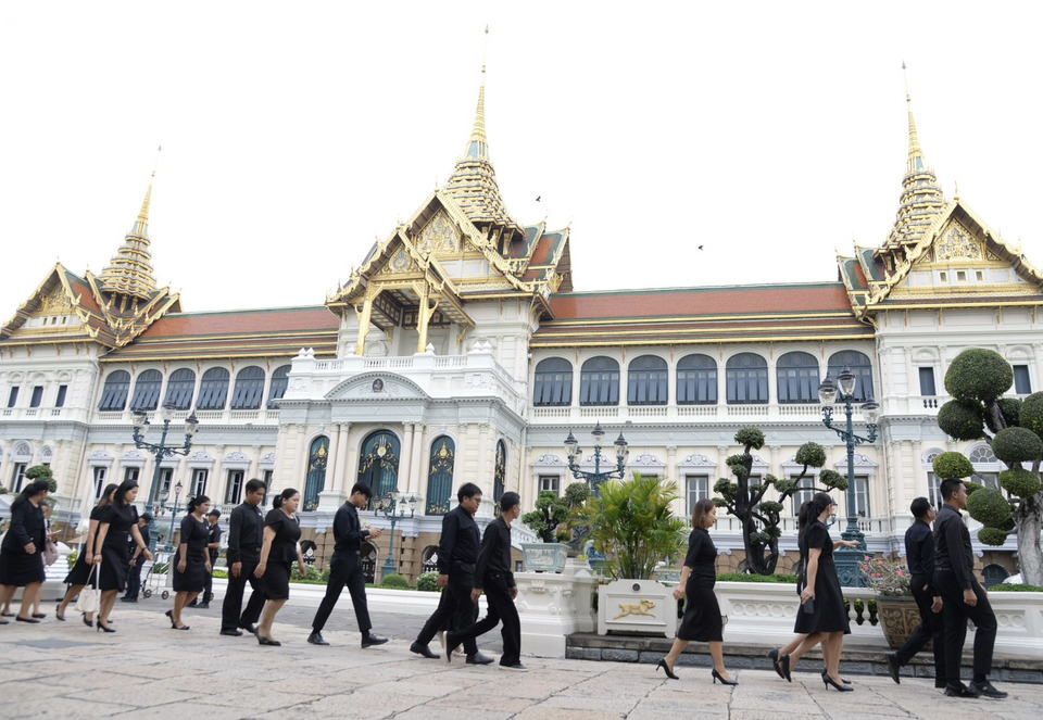 พสกนิกรจากทั่วทุกสารทิศ เดินทางเข้ากราบถวายบังคมพระบรมศพพระพันปีหลวง
