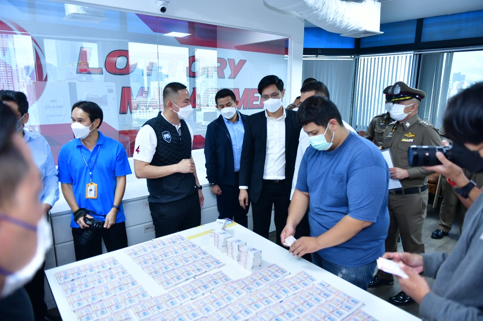 ลุยปราบ! ตร.บุกค้น 33 แหล่งขายหวยออนไลน์แพง หวังแก้ปัญหาขายเกินราคา