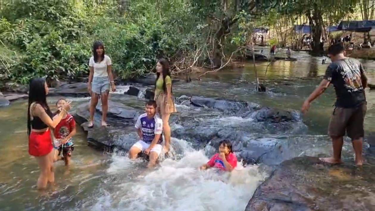 นักท่องเที่ยวแห่เที่ยว น้ำตกโอวปังโกว์ ที่ศรีสะเกษ จากเทือกเขาพนมดงรัก ทอดยาวกว่า 20 กิโลเมตร