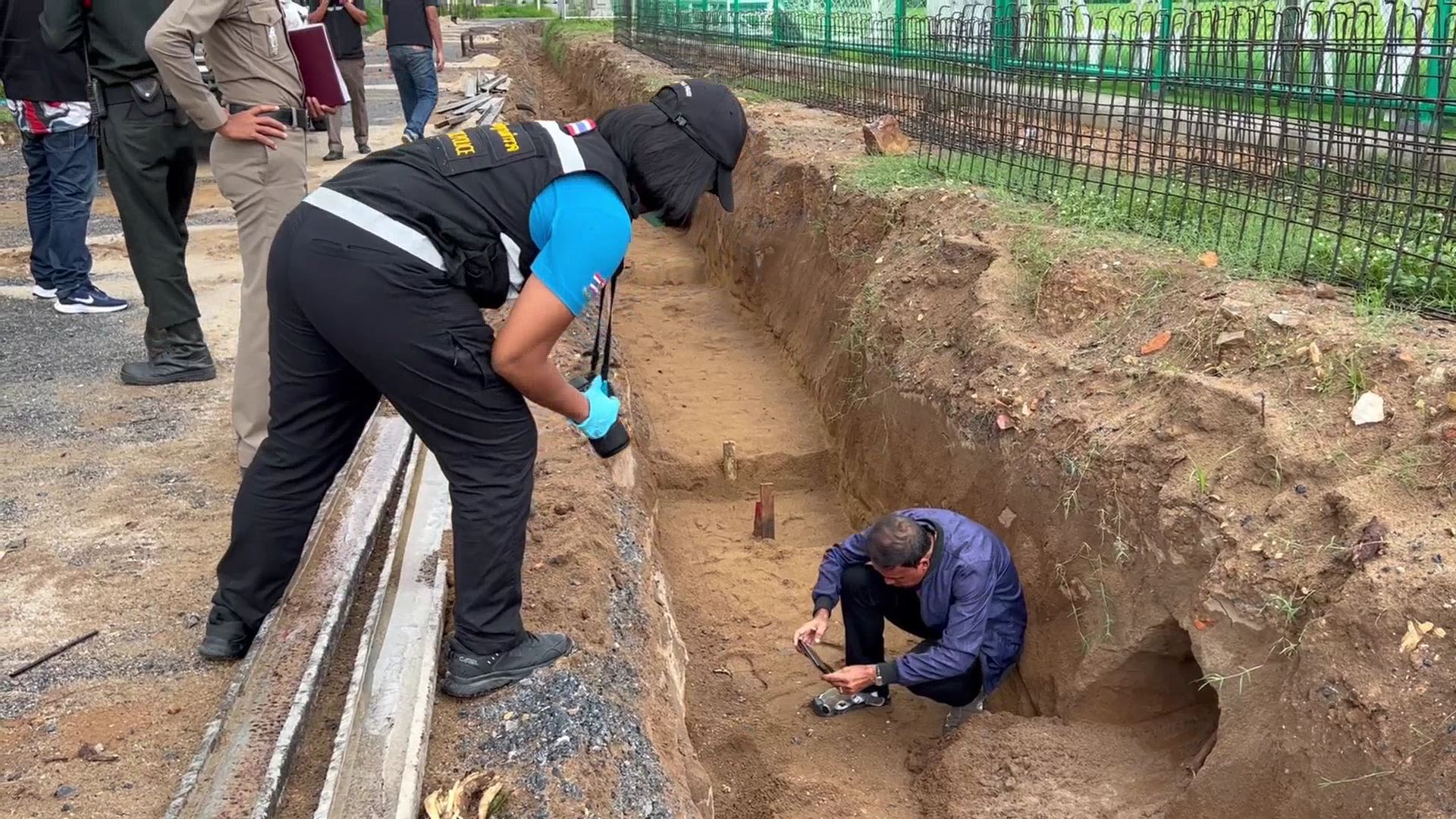 ตะลึง! พบซากโครงกระดูกมนุษย์ 3 ศพอยู่ในบล็อกปูน "สนามกีฬากลางนครรีธรรมราช" คาดเป็นสุสานเก่าแก่นับ 100 ปี