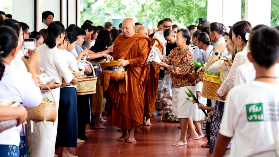 สกลนครจัดพิธีทำบุญตักบาตร ถวายเทียนพรรษา เนื่องในวันอาสาฬหบูชาและวันเข้าพรรษา 2569