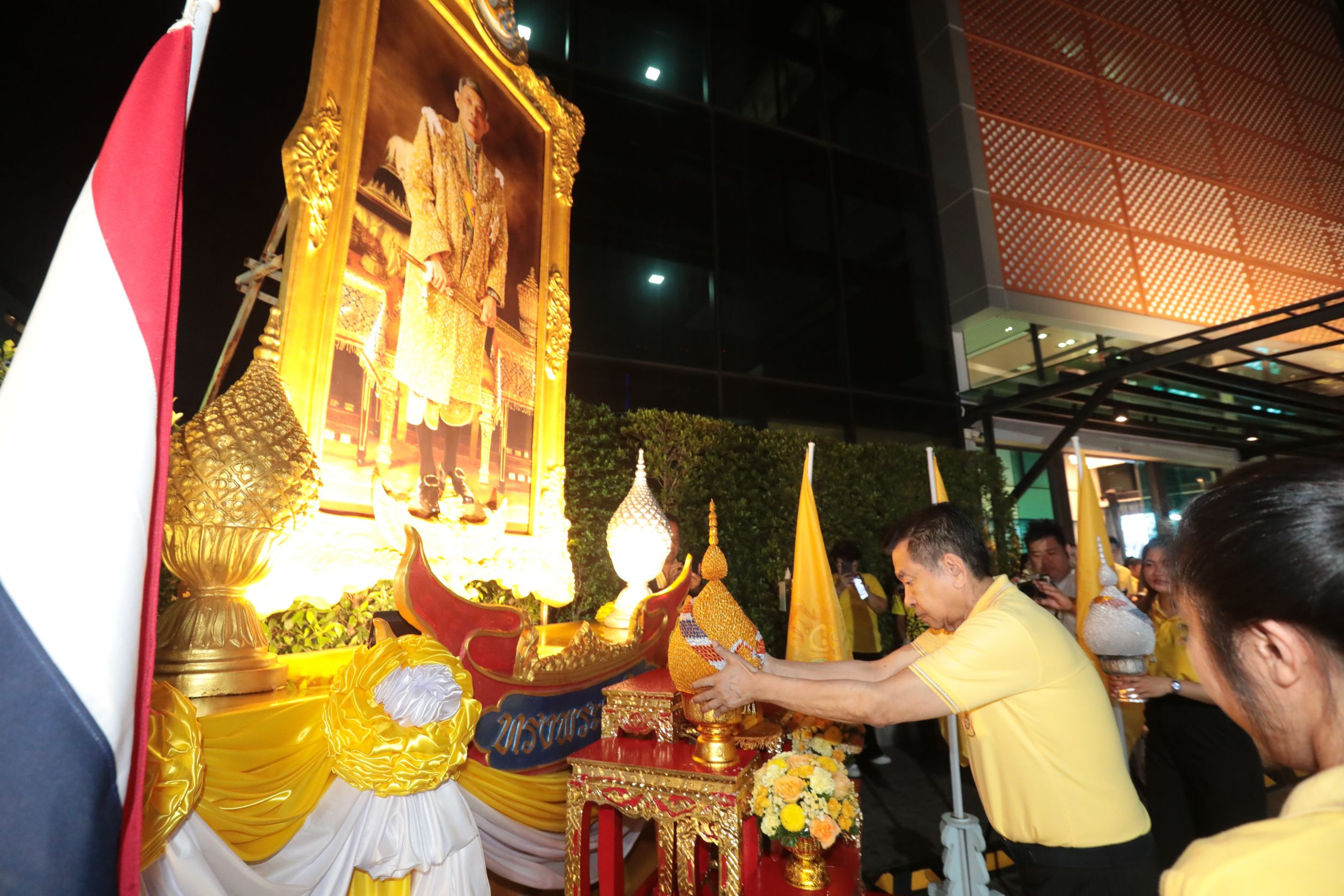 พรรครวมไทยสร้างชาติ จัดพิธีลงนามถวายพระพรพร้อมจุดเทียนชัยถวายพระพร เนื่องในโอกาสมหามงคลเฉลิมพระชนมพรรษา 73 พรรษา ในหลวงรัชกาลที่10