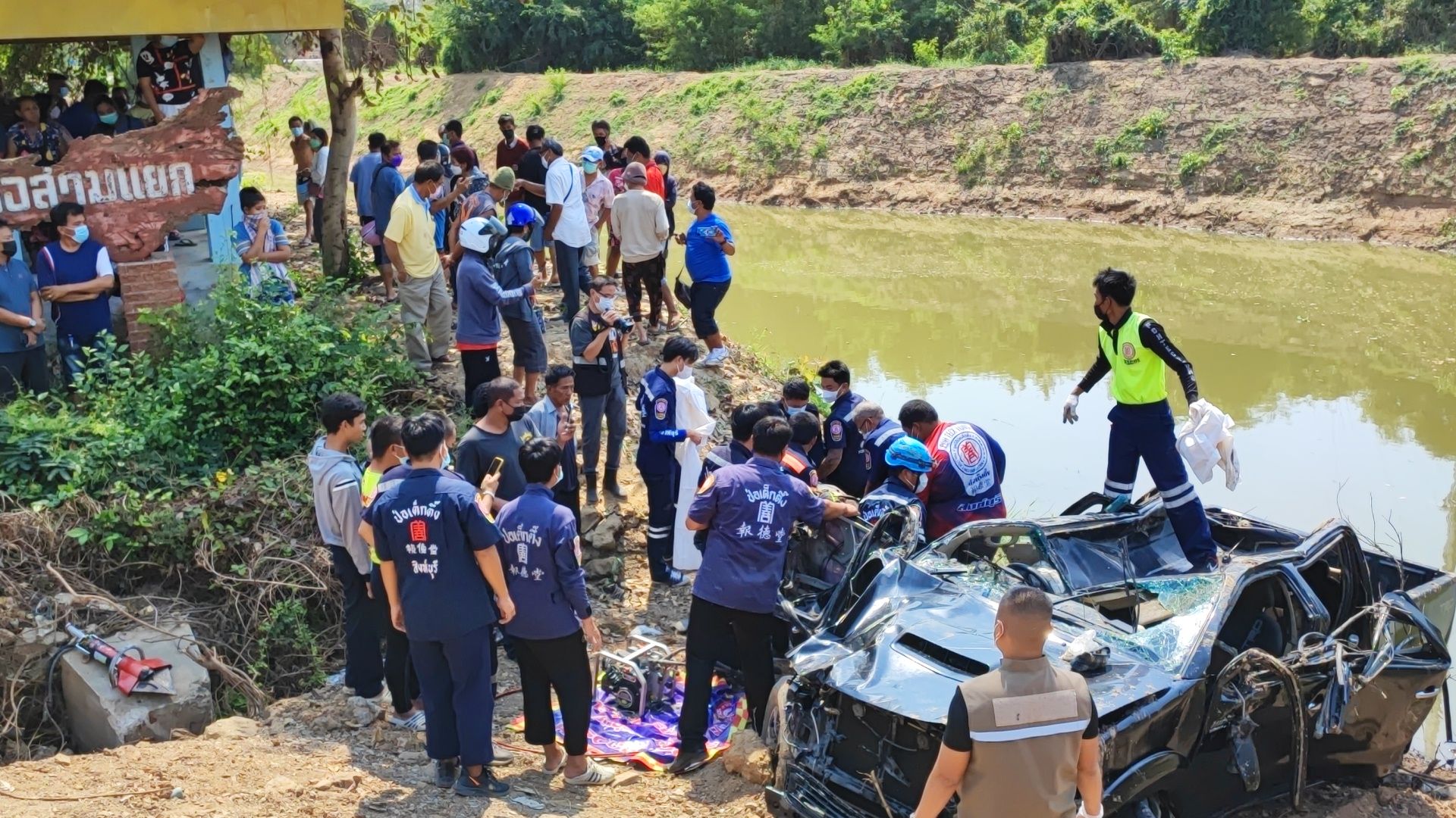 ข้าราชการครูขับรถกระบะคาดหลับในร่วงข้างทางลงคลองดับ