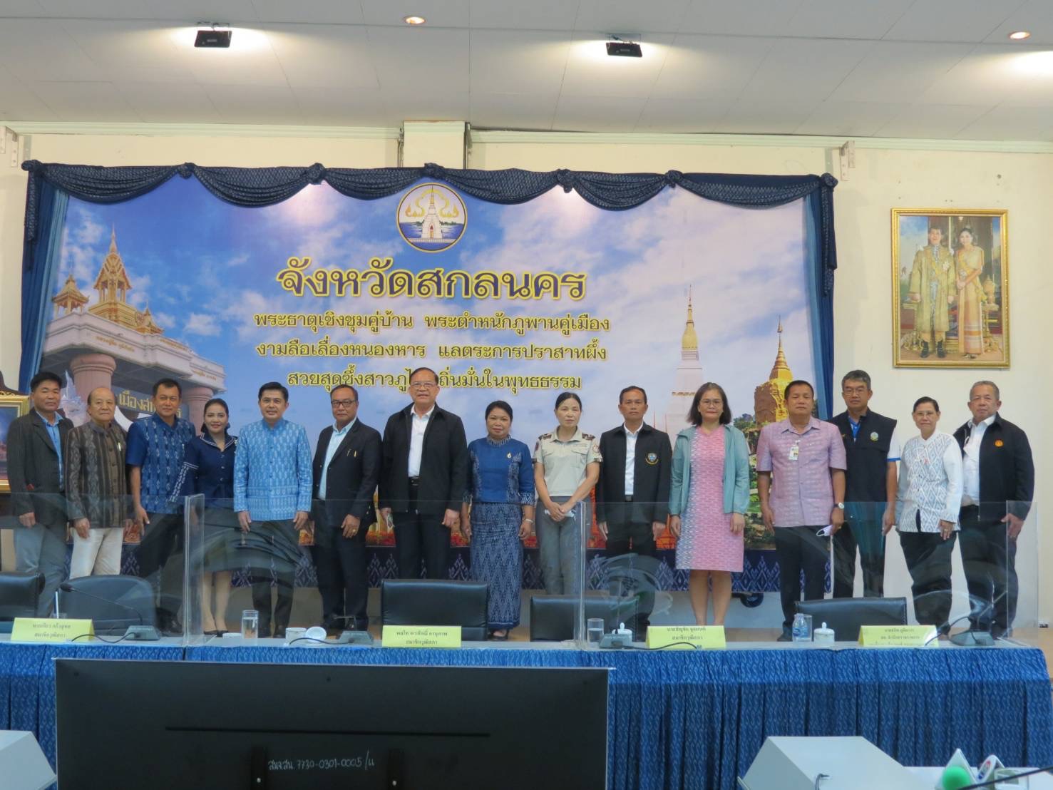 สว.ลงพื้นที่พบประชาชนใน จ.สกลนคร พบน้ำหนองหารเริ่มเสีย ต้องเร่งพร่องออก หวั่นท่วมซ้ำรอย