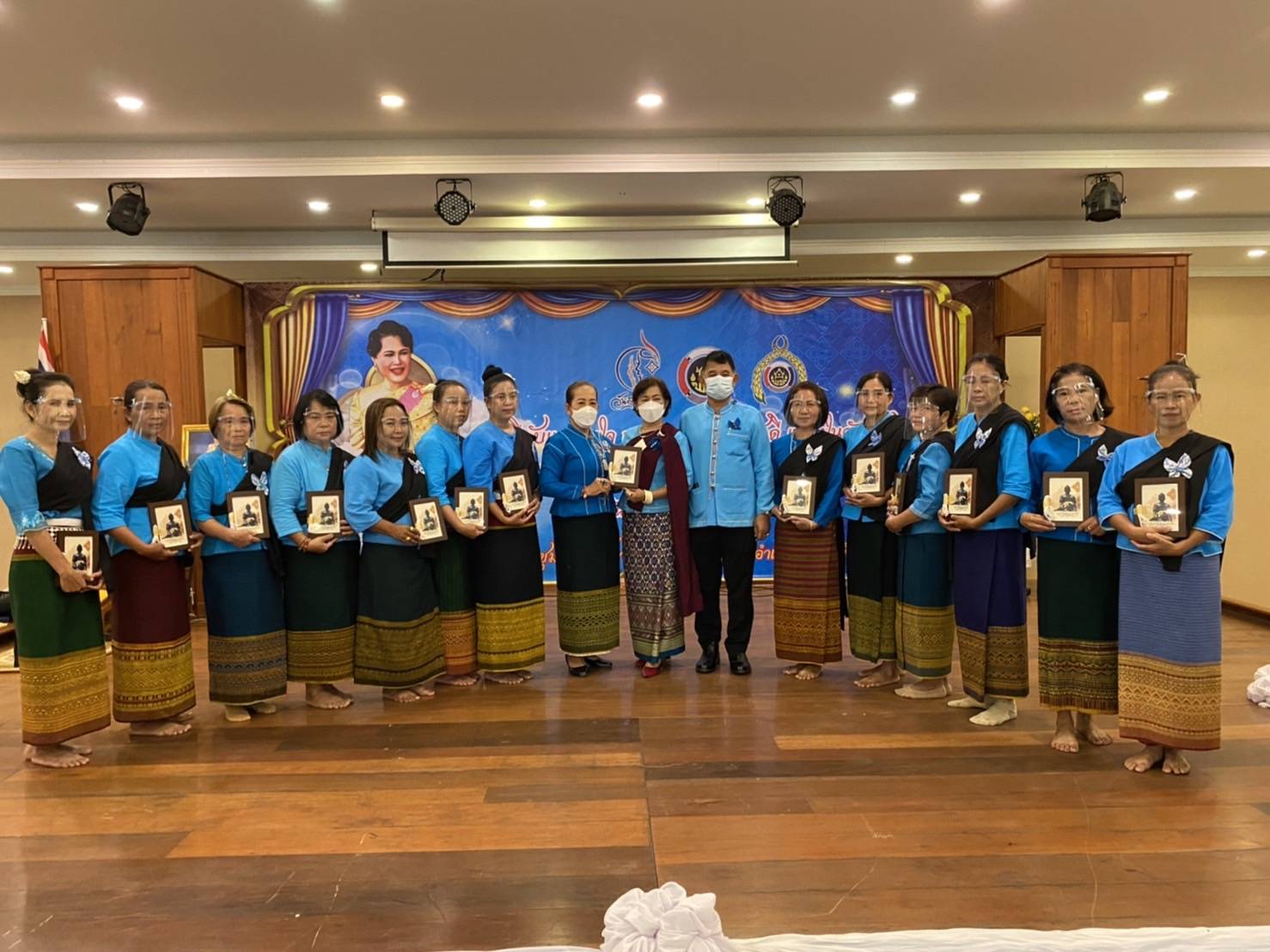 นายอำเภอลับแลเปิดโครงการสตรีรวมใจ  ถวายความจงรักภักดีในวันสตรีไทย2565 